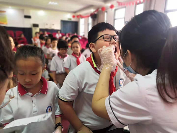 孩子们体检中