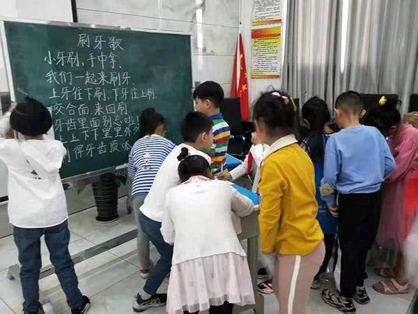 进校园口腔宣教