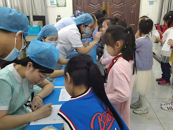 为孩子们免费口腔体检