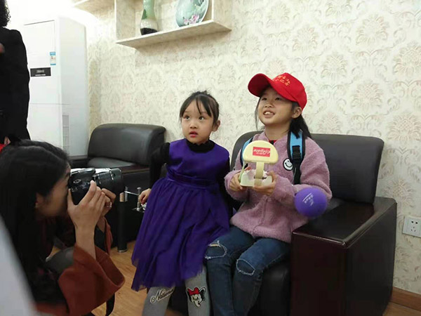 小记者学习正确刷牙